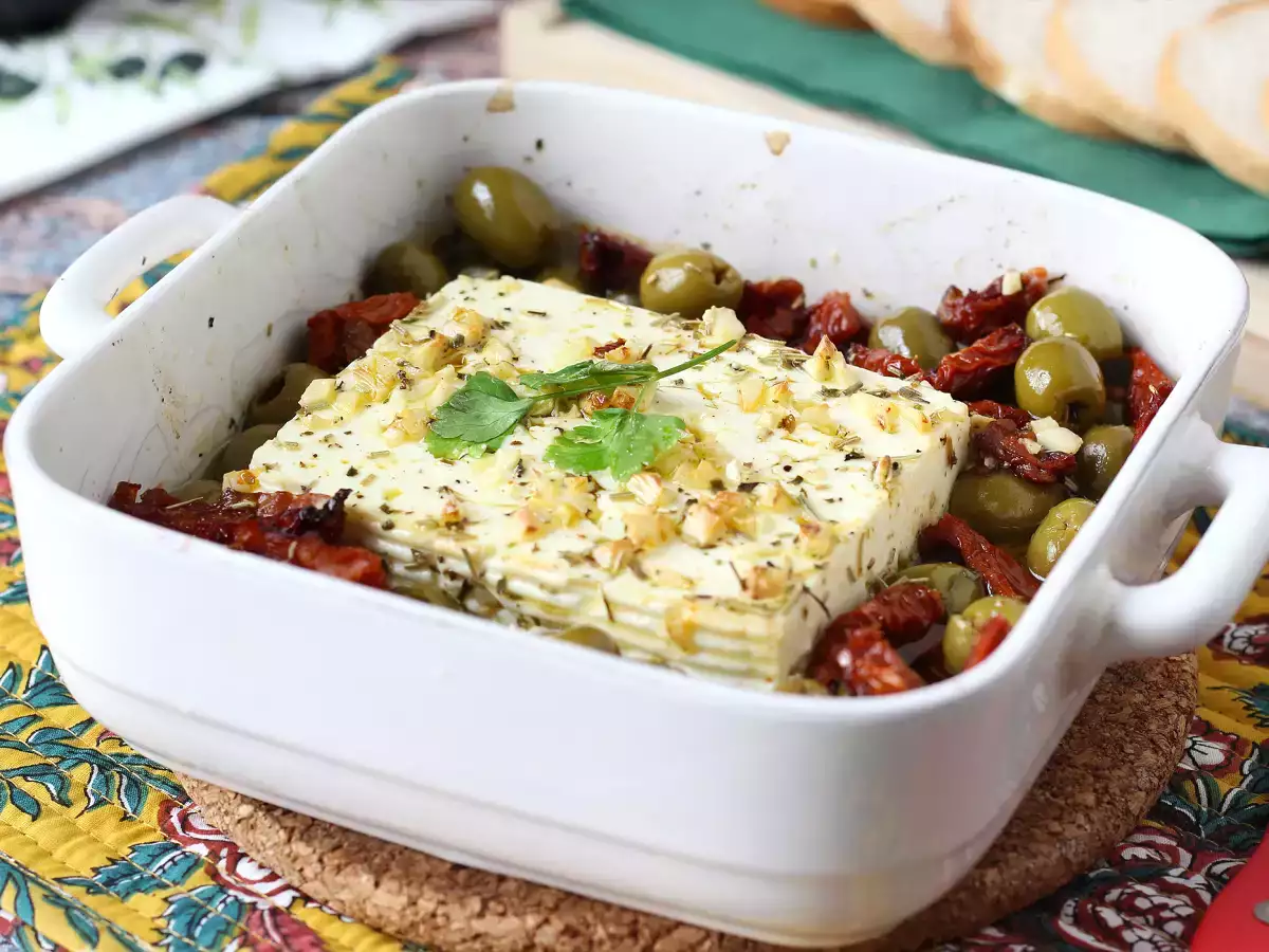 Feta aus dem Ofen mit getrockneten Tomaten und Oliven nach mediterraner Art - foto 4