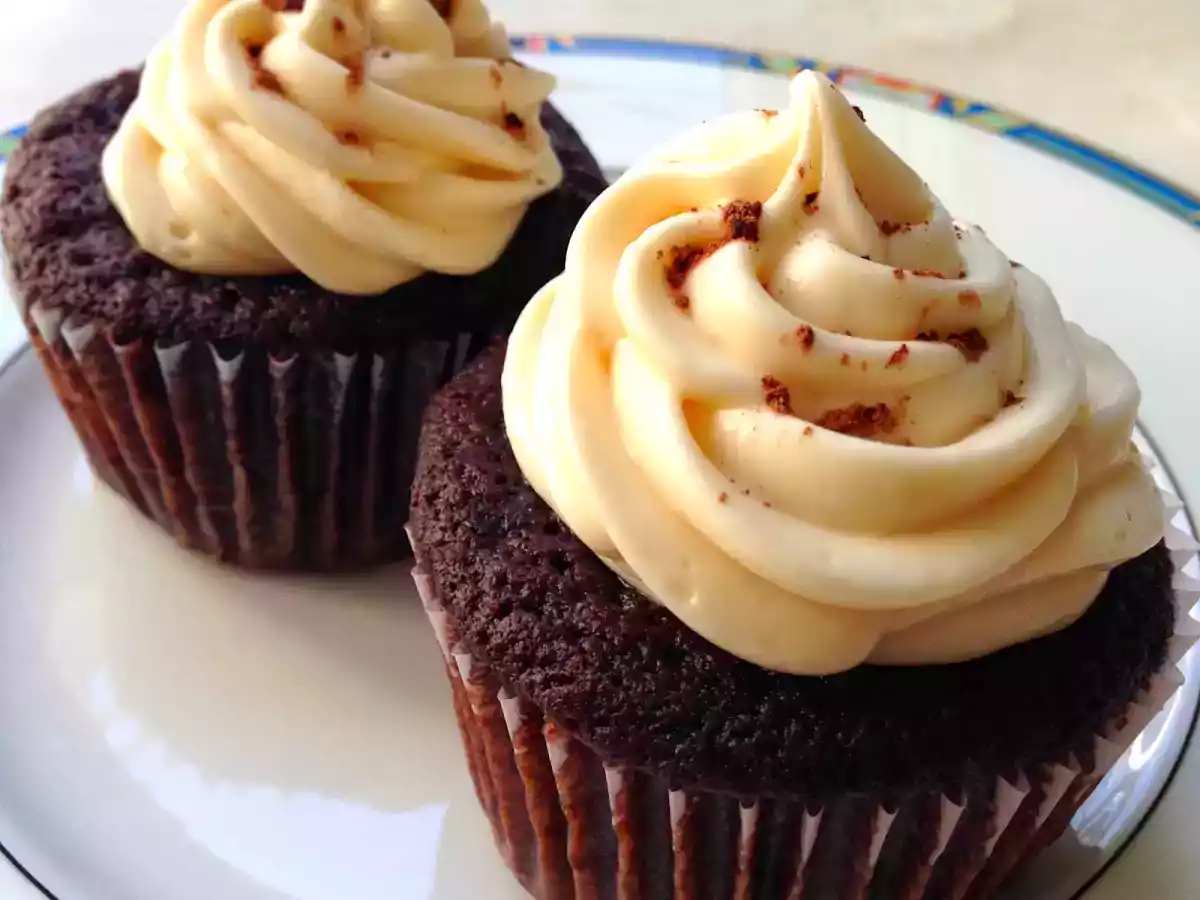 FEUCHTFRÖHLICH IRISCH - GUINNESS CUPCAKES MIT BAILEY'S CREAM FROSTING