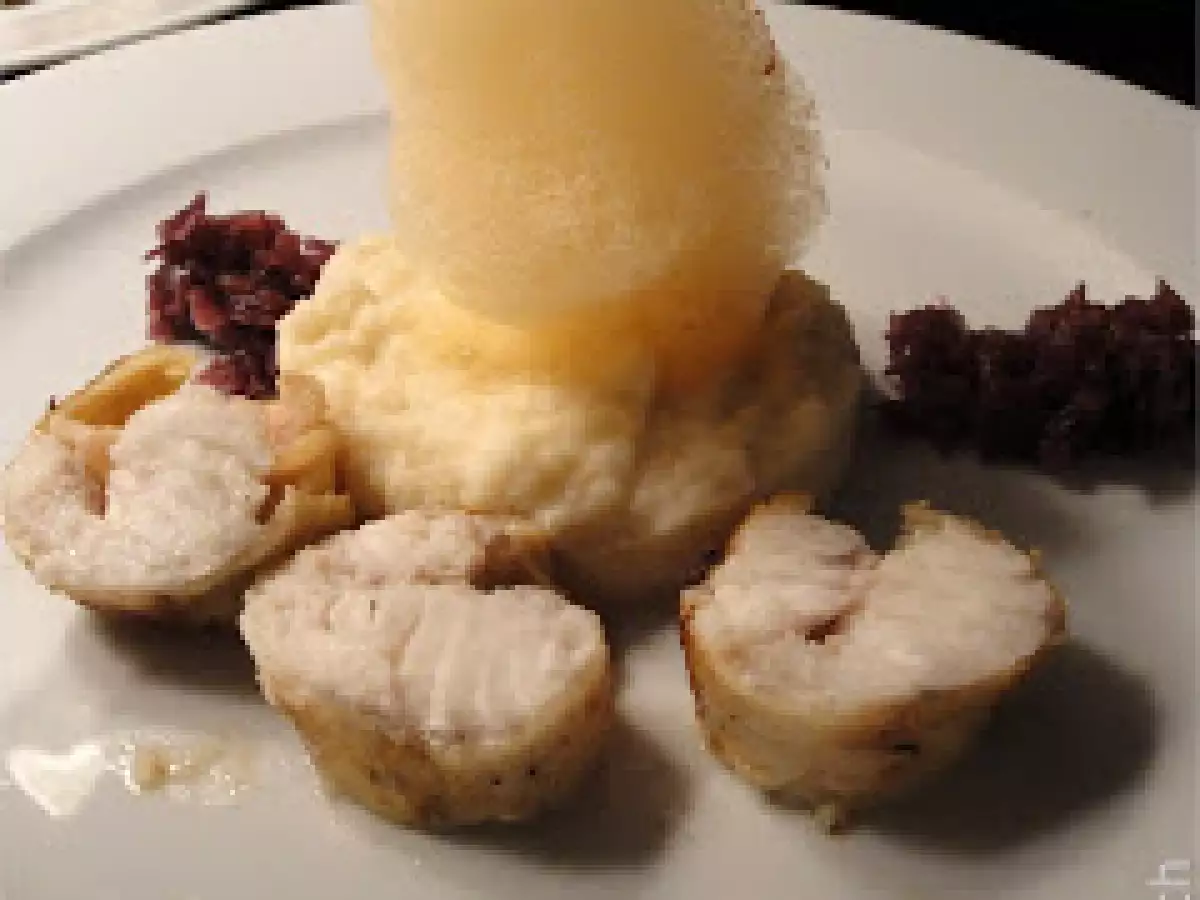 Fisch in crispy chicken skin on red wine shallots