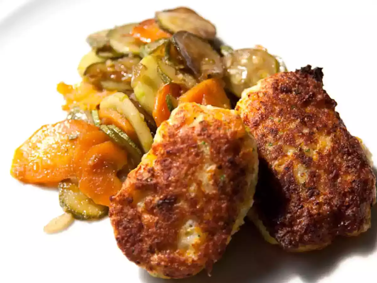 Fischfrikadellen auf glasiertem Gurken-Ingwer-Gemüse