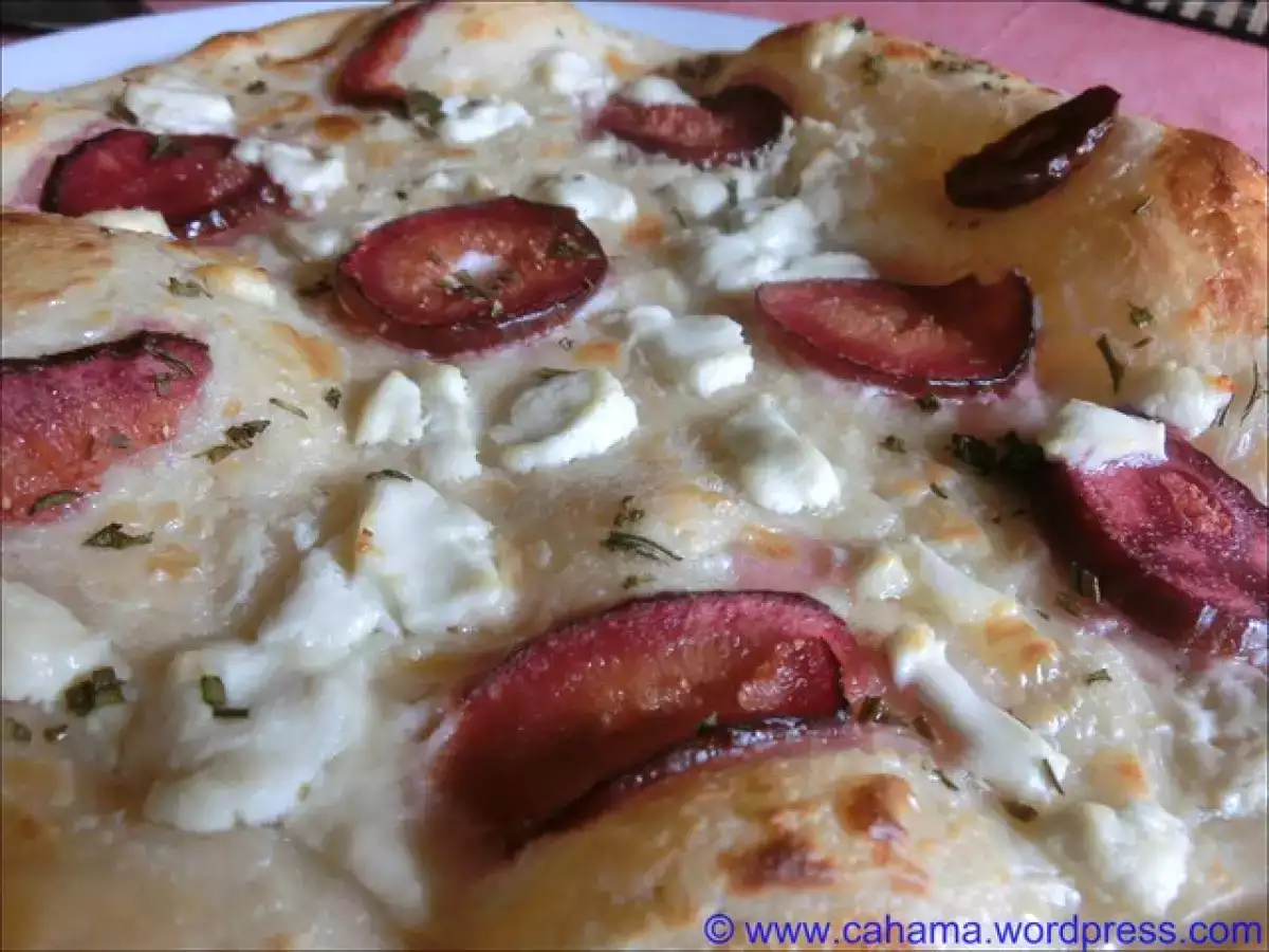 Flammkuchen mit Feige und Ziegenfrischkäse
