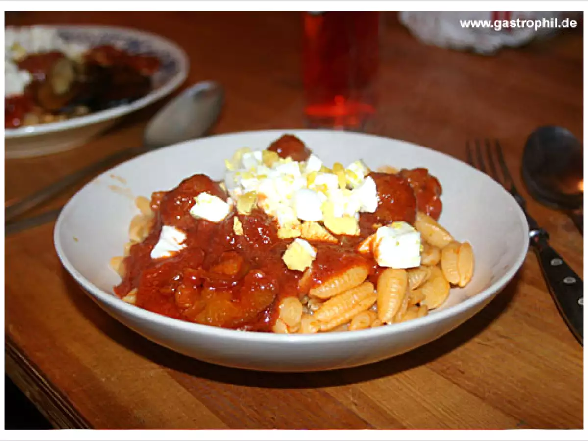 Fleischbällchen und Tomatensauce, gebratenen Auberginen und hart gekochte Eier