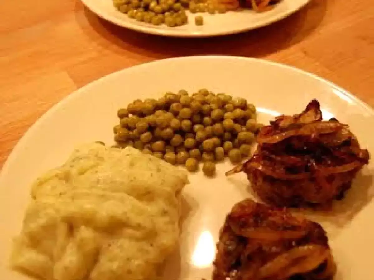 Fleischküchle mit Kartoffelpüree und Röstzwiebeln