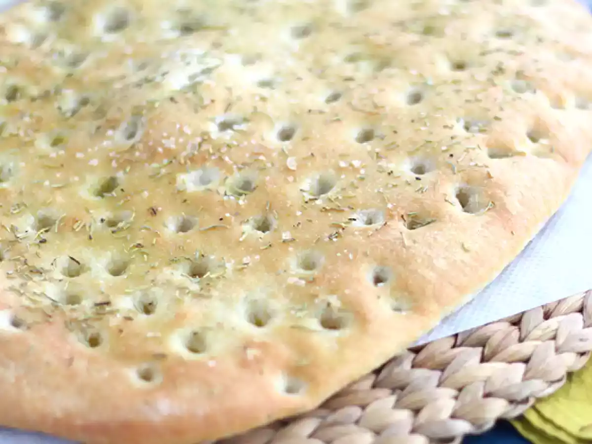 Focaccia, italienisches Brot mit Rosmarin - foto 2