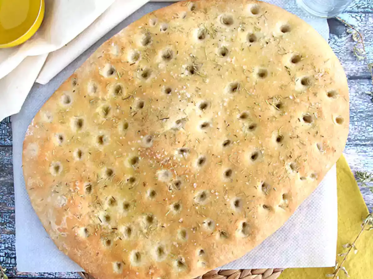 Focaccia, italienisches Brot mit Rosmarin - foto 3