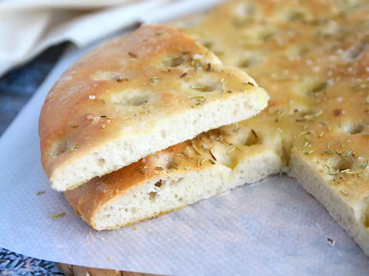 Focaccia, italienisches Brot mit Rosmarin - foto 4