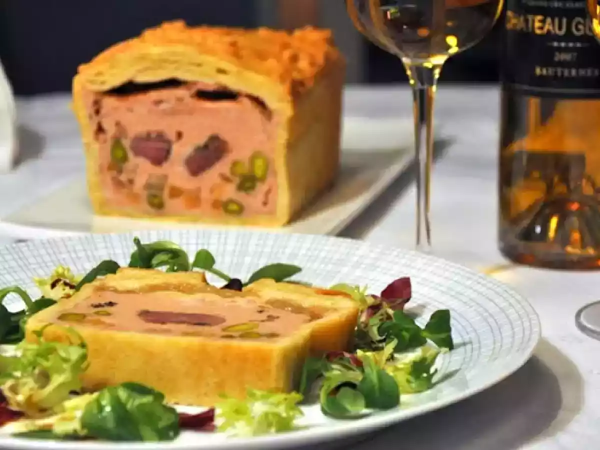 Foie gras mit Morcheln, Pistazien, Aprikosen und Gams net.