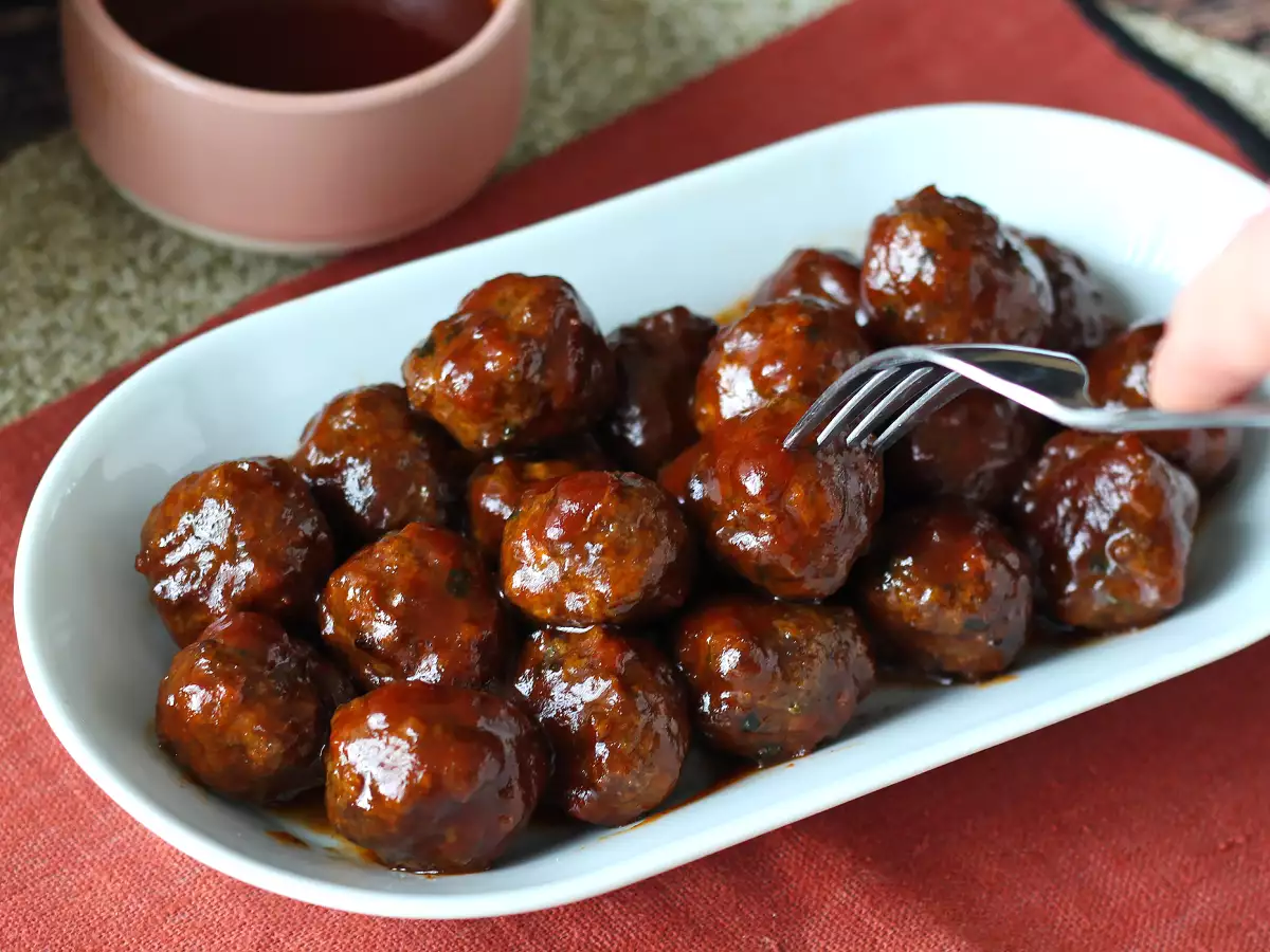 Frikadellen aus der Heißluftfritteuse mit süß-saurer Barbecue-Soße: einfaches und leckeres Rezept