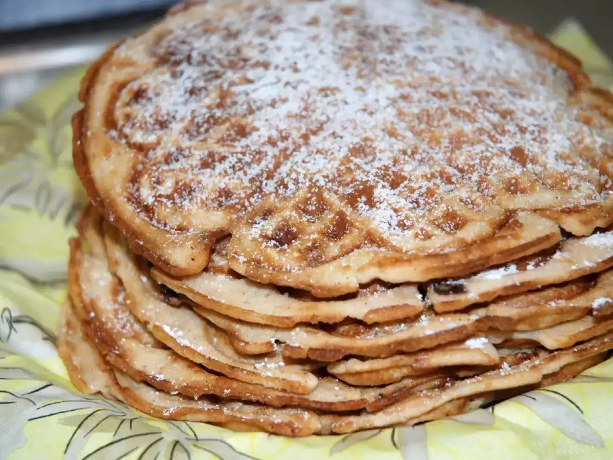 Frische Waffeln mit Puderzucker