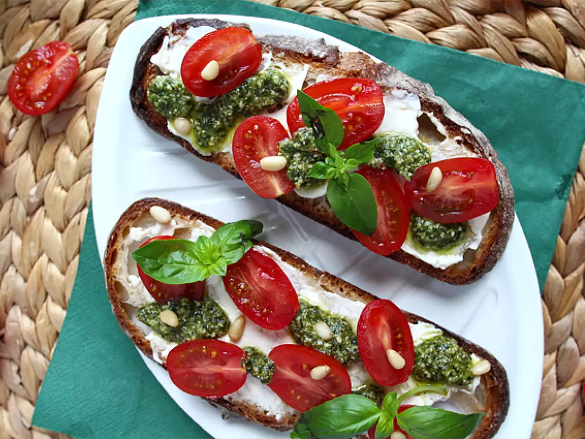 Frischkäse-Brotschnitten mit Pesto und Kirschtomaten - foto 2