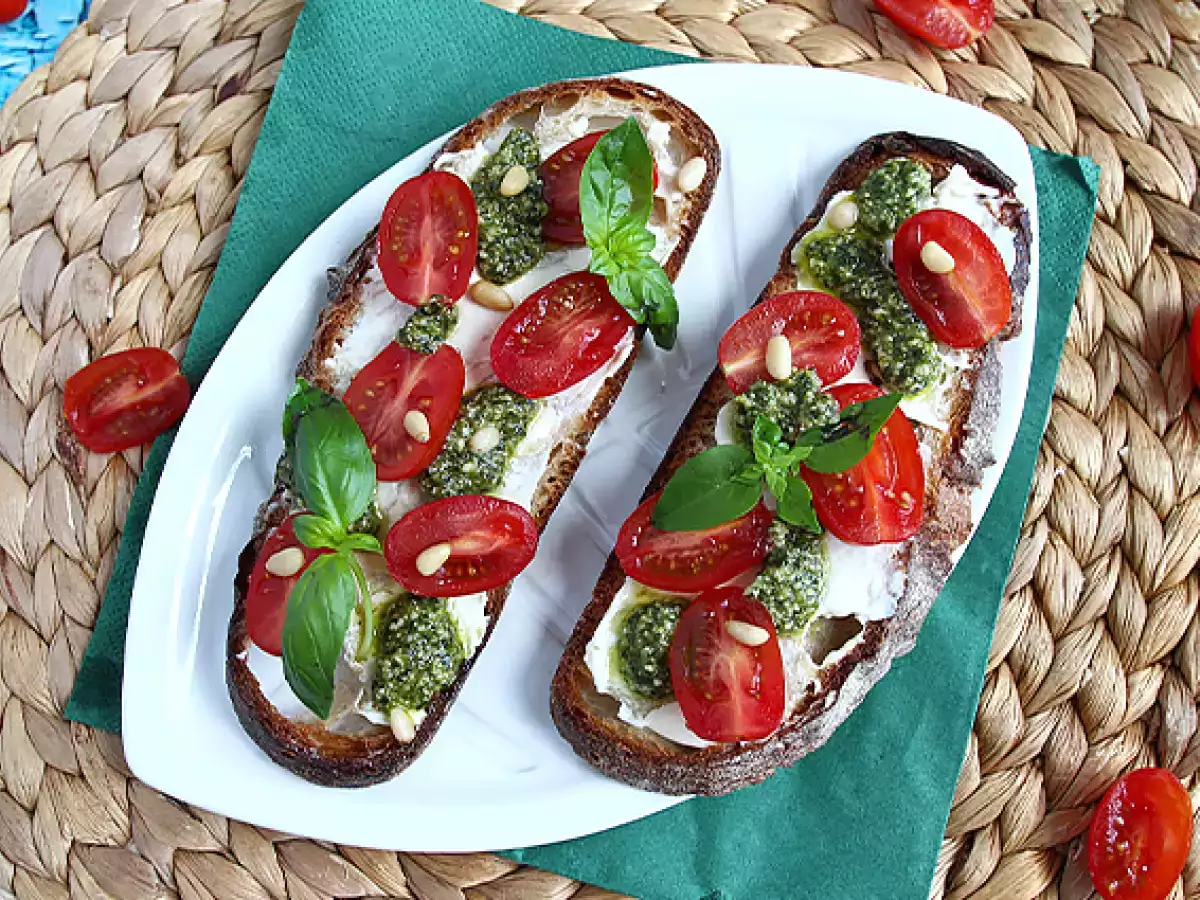 Frischkäse-Brotschnitten mit Pesto und Kirschtomaten - foto 4