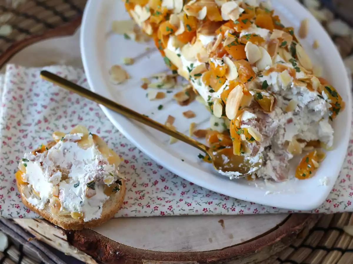 Frischkäse-Salami mit Aprikosen und Mandeln: die perfekte Party-Vorspeise! - foto 2