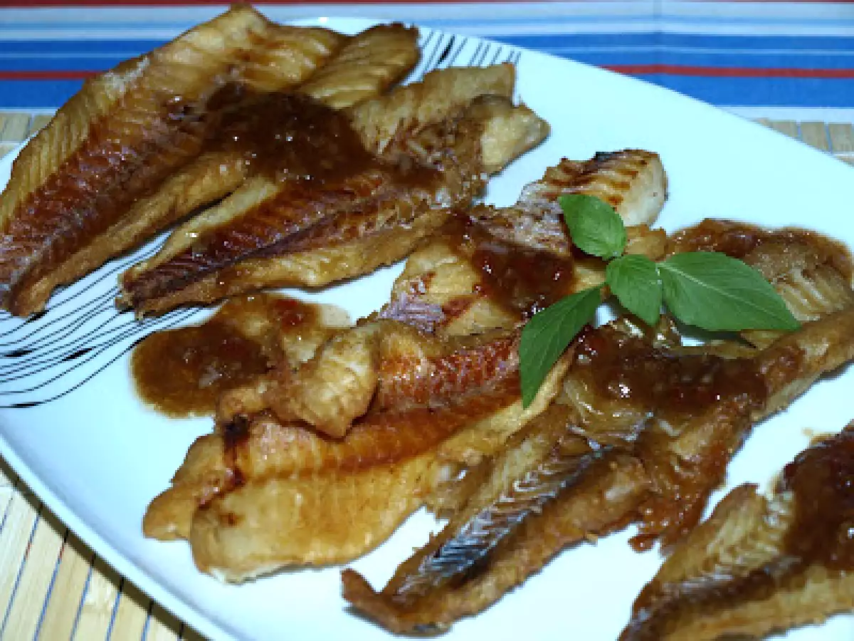 Frittierte Fischfilets mit scharfer Tamarindsoße (Plaa Sam Rut)
