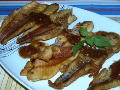 Frittierte Fischfilets mit scharfer Tamarindsoße (Plaa Sam Rut)