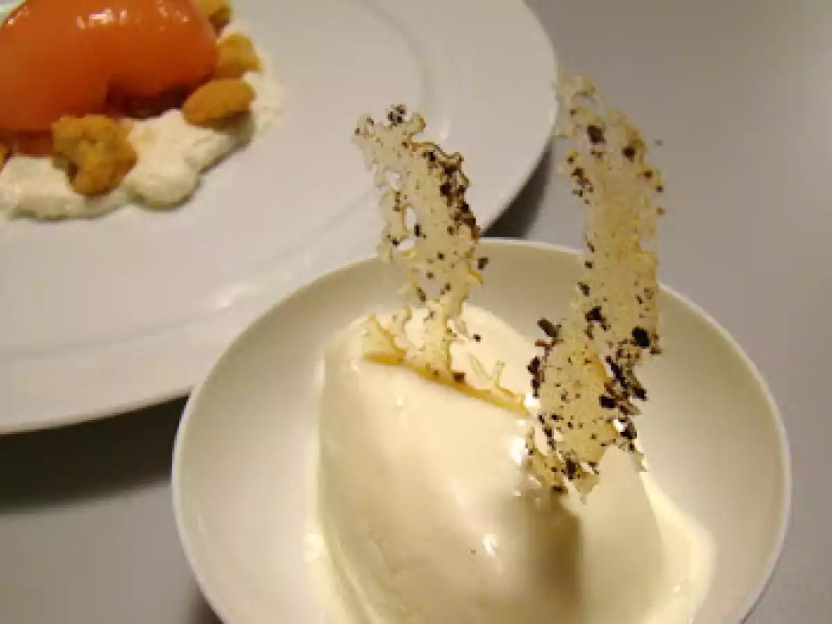 Früchte-Crumble, Sauerrahm-Thymian-Eis, Kubebenpfeffer-Krokant