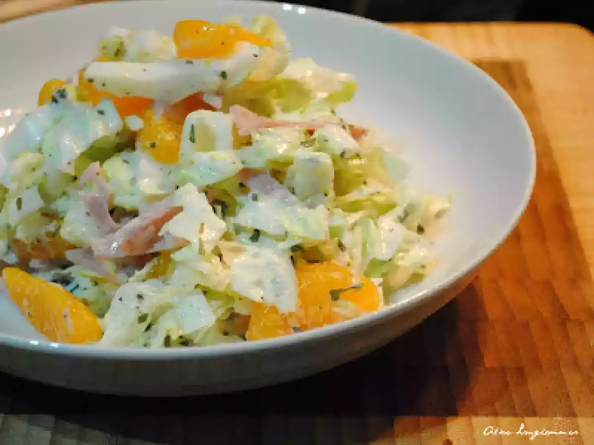 Fruchtiger Chinakohlsalat für alle diejenigen, die wenig Zeit haben