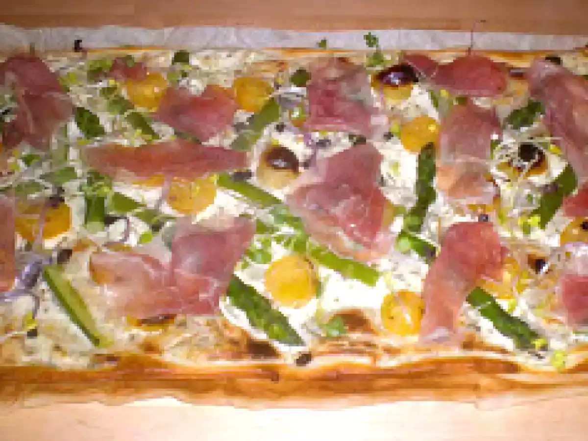Frühlingspizza mit grünem Spargel und Prosciutto