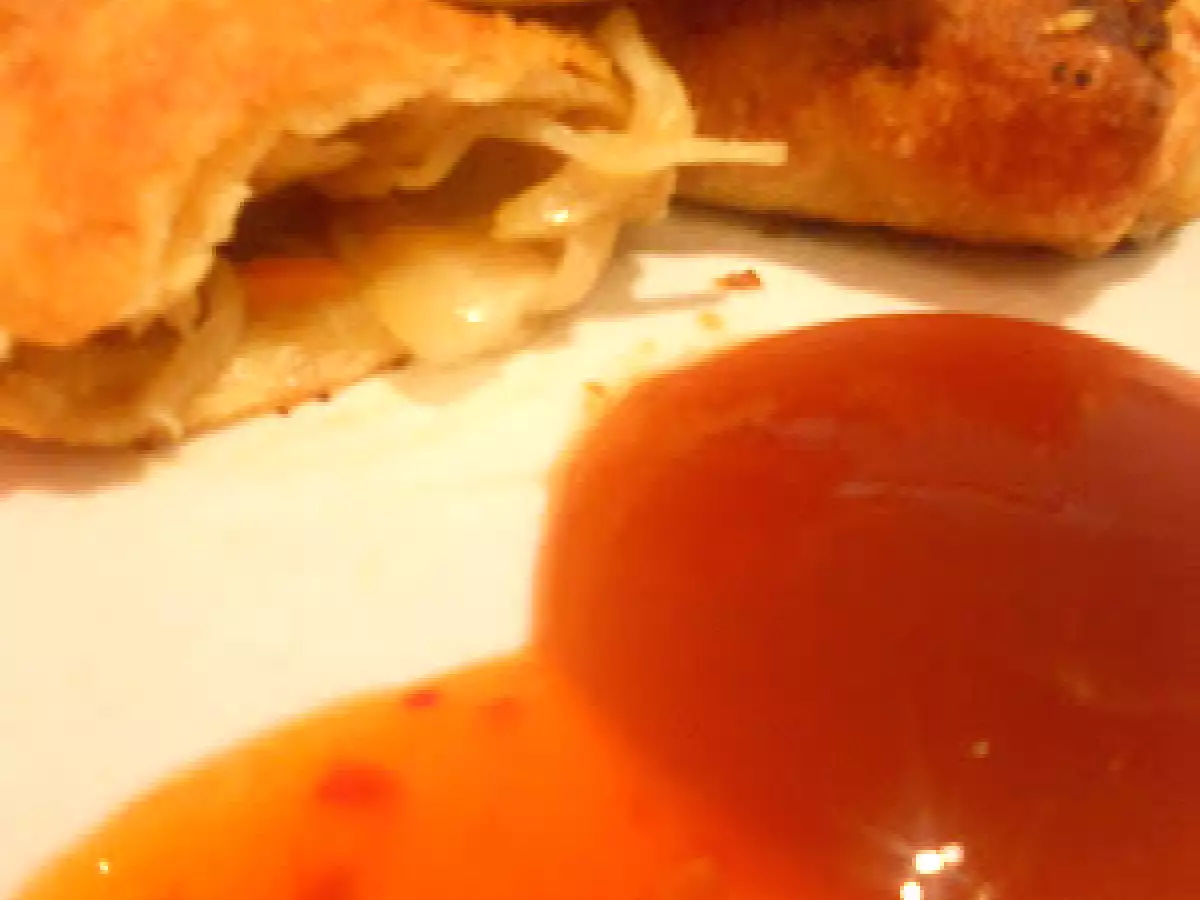 Frühlingsröllchen mit Sweet Chili Sauce for Chicken & scharfer Pflaumensauce