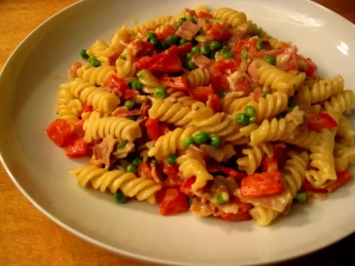 Fusili mit Erbsen-Schinken-Paprika Sugo