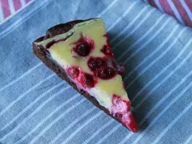 Gâteau au chocolat avec fromage frais et framboises