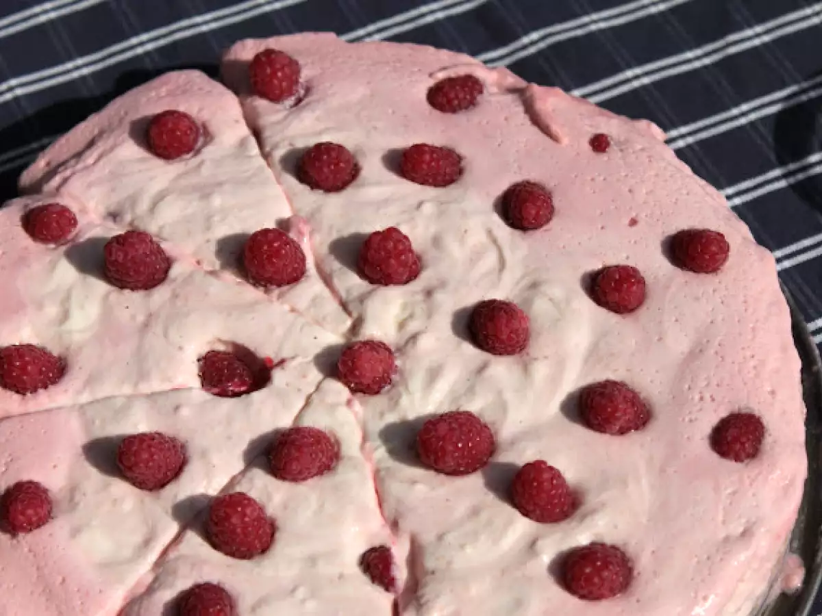Gâteau au yaourt aux fraises avec framboises