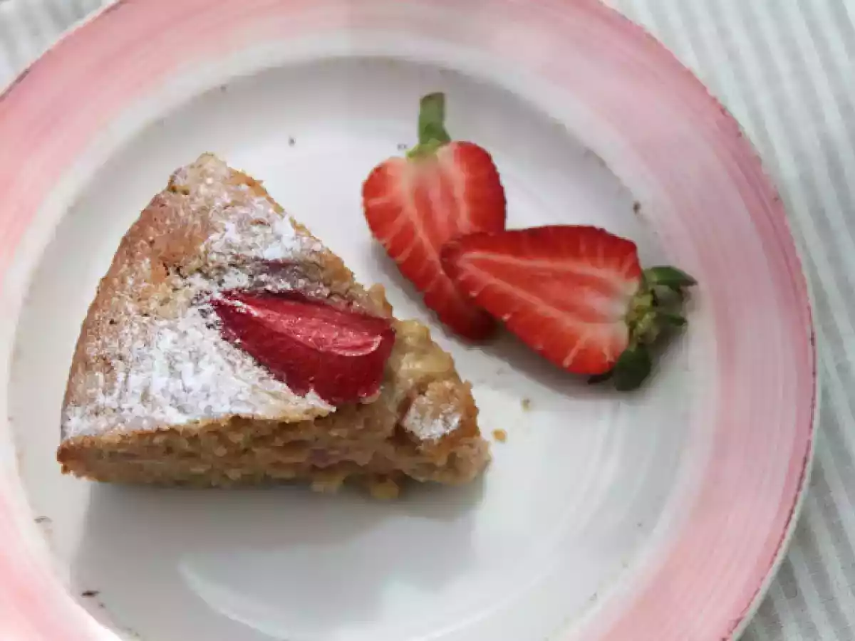 Gâteaux avec pommes et fraises