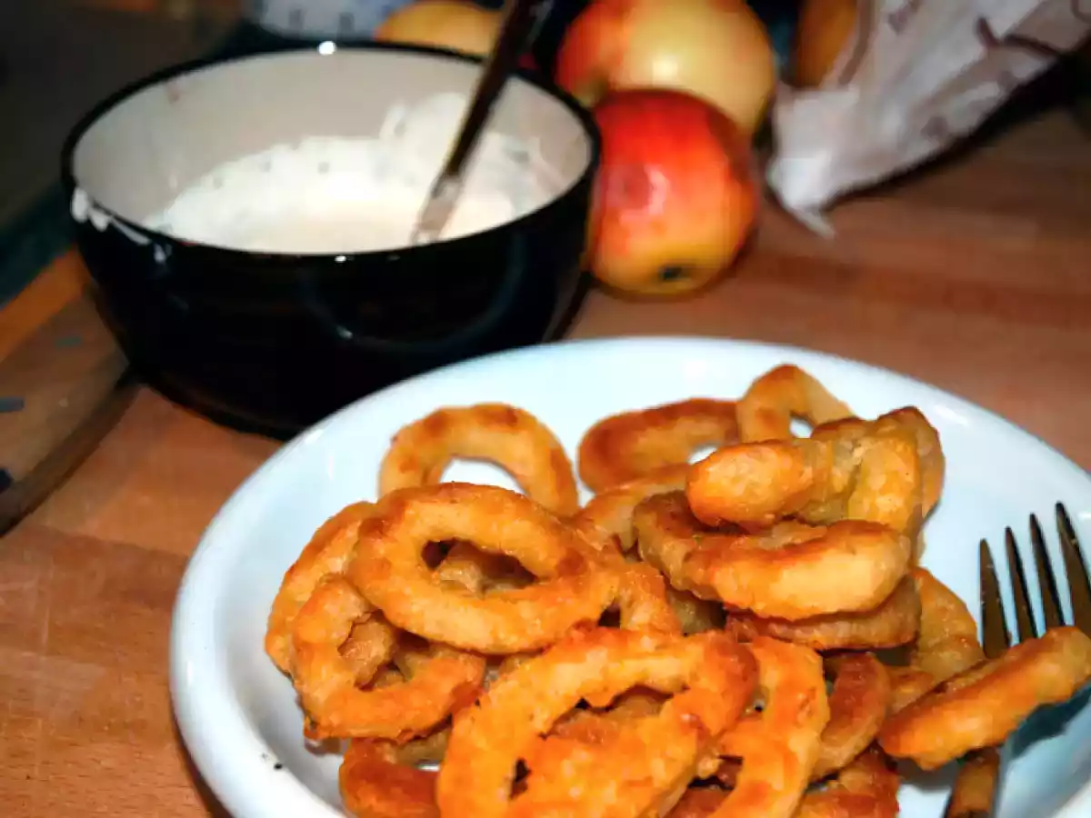 Gebackene Tintenfischringe mit Schmand-Knoblauchsauce und orientalischem Salat