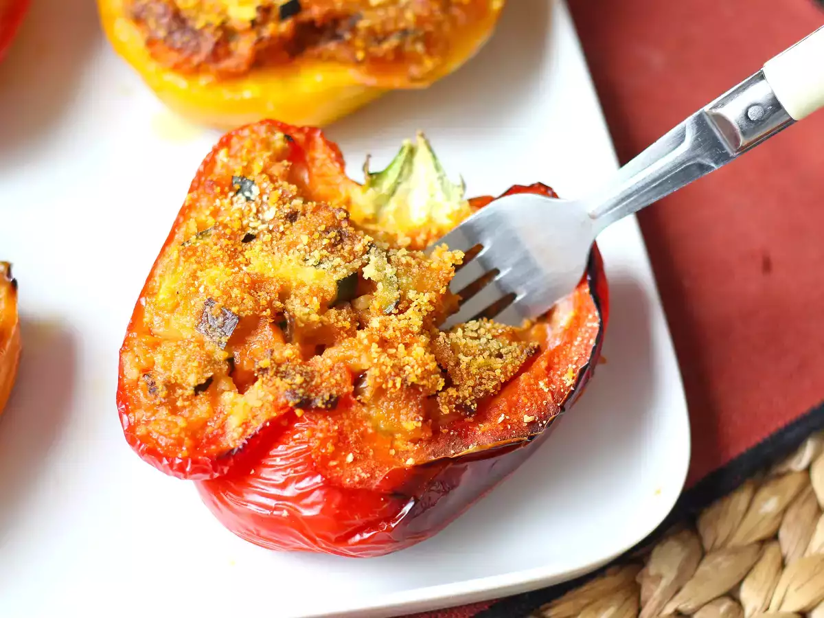 Gebackene vegetarische gefüllte Paprika: das einfache und schmackhafte Rezept mit Gemüse und Mozzarella-Käse - foto 2