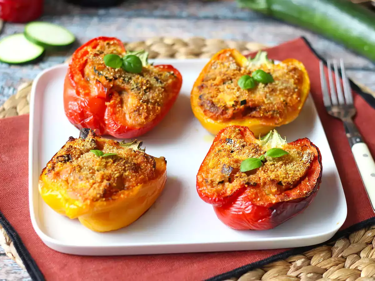 Gebackene vegetarische gefüllte Paprika: das einfache und schmackhafte Rezept mit Gemüse und Mozzarella-Käse - foto 3
