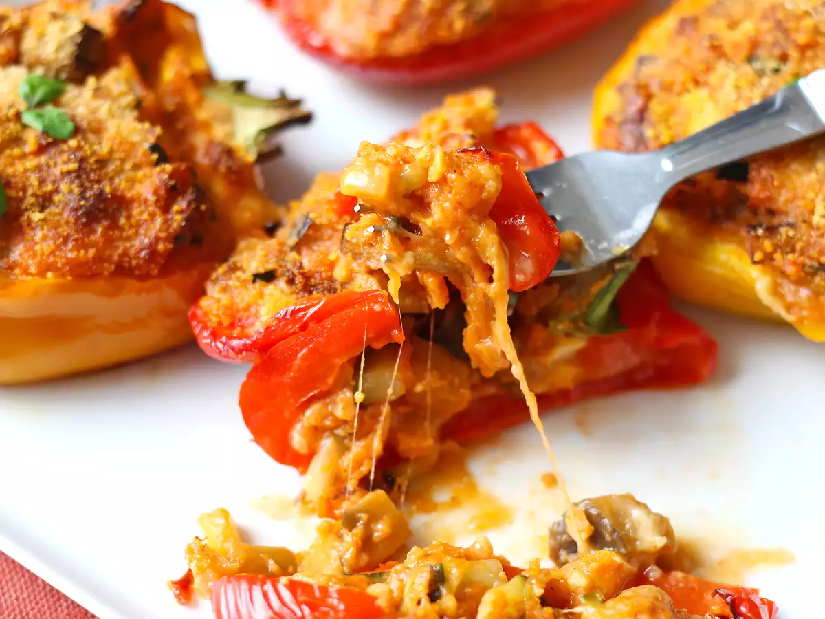 Gebackene vegetarische gefüllte Paprika: das einfache und schmackhafte Rezept mit Gemüse und Mozzarella-Käse - foto 5