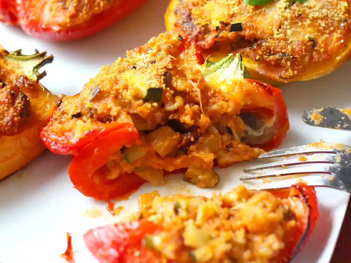 Gebackene vegetarische gefüllte Paprika: das einfache und schmackhafte Rezept mit Gemüse und Mozzarella-Käse - foto 6