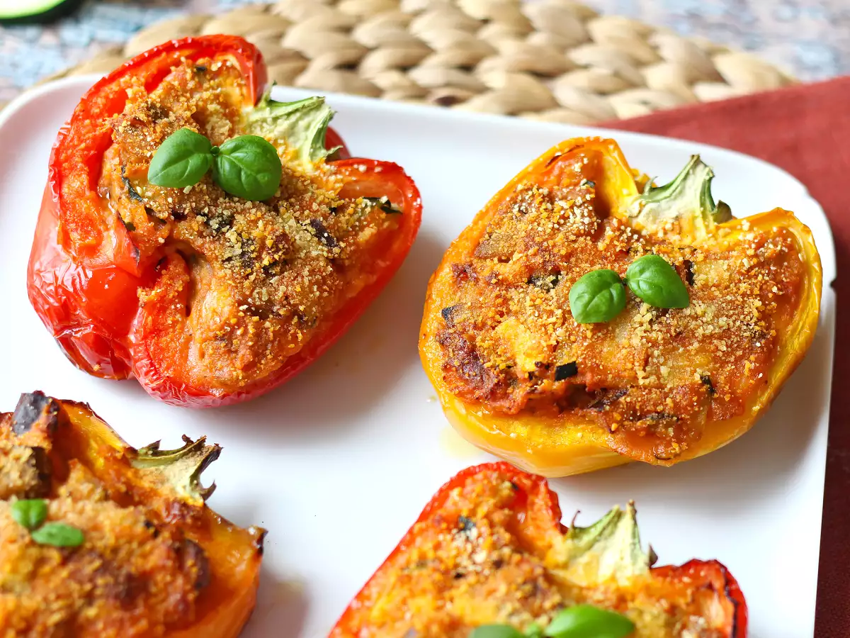 Gebackene vegetarische gefüllte Paprika: das einfache und schmackhafte Rezept mit Gemüse und Mozzarella-Käse - foto 7