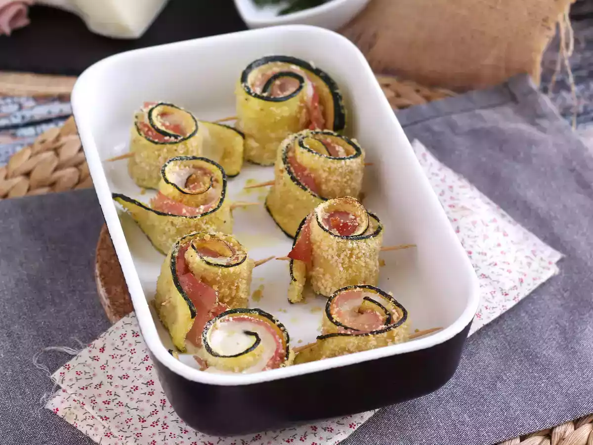 Gebackene Zucchiniröllchen mit Schinken und Scamorza-Käse - foto 3