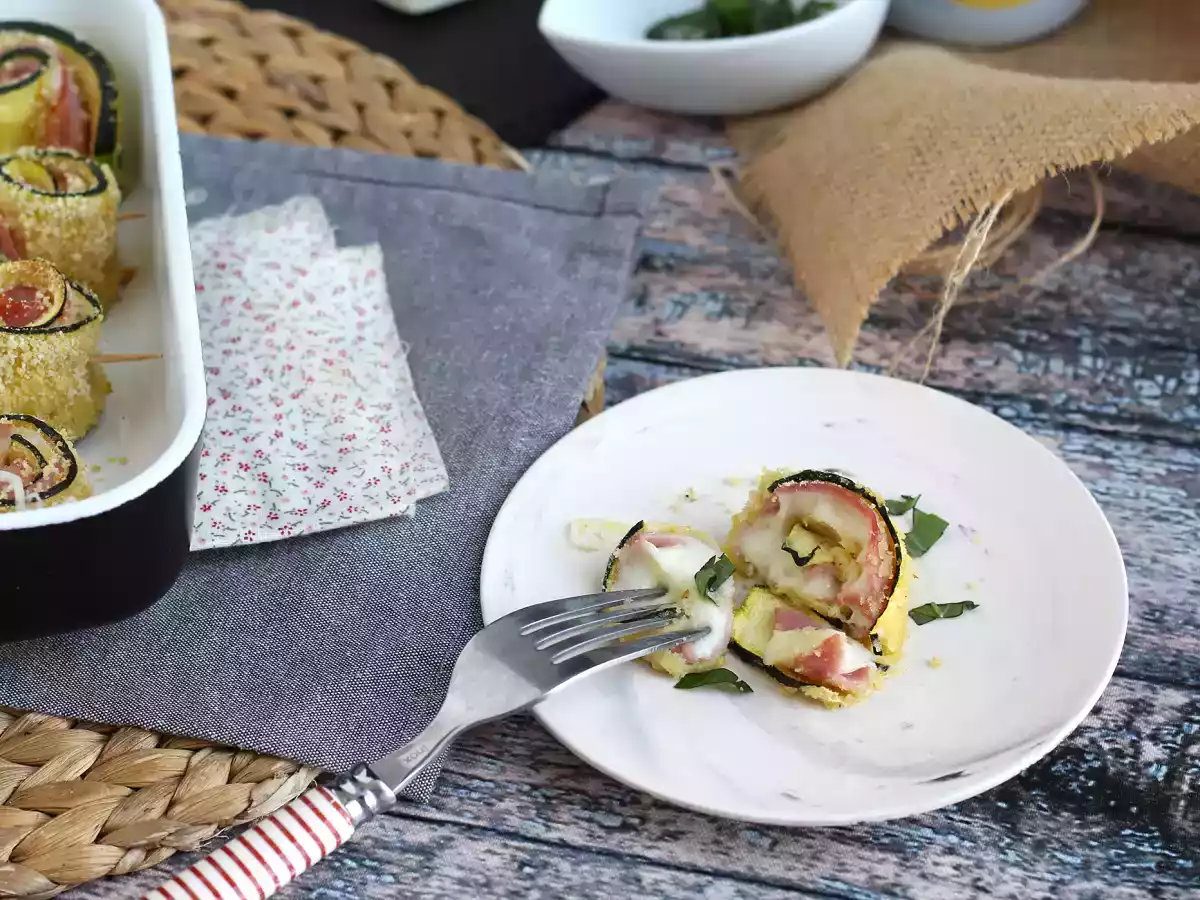 Gebackene Zucchiniröllchen mit Schinken und Scamorza-Käse - foto 4