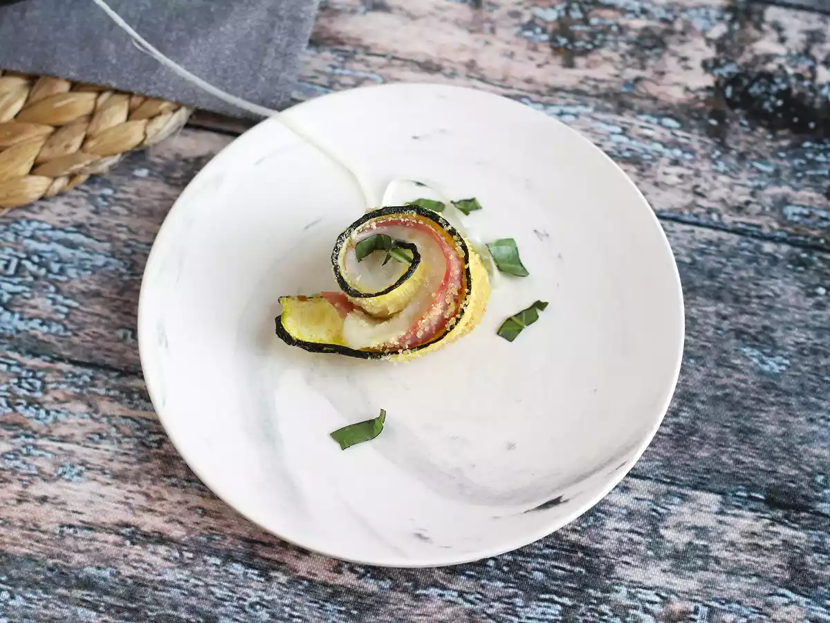 Gebackene Zucchiniröllchen mit Schinken und Scamorza-Käse - foto 5