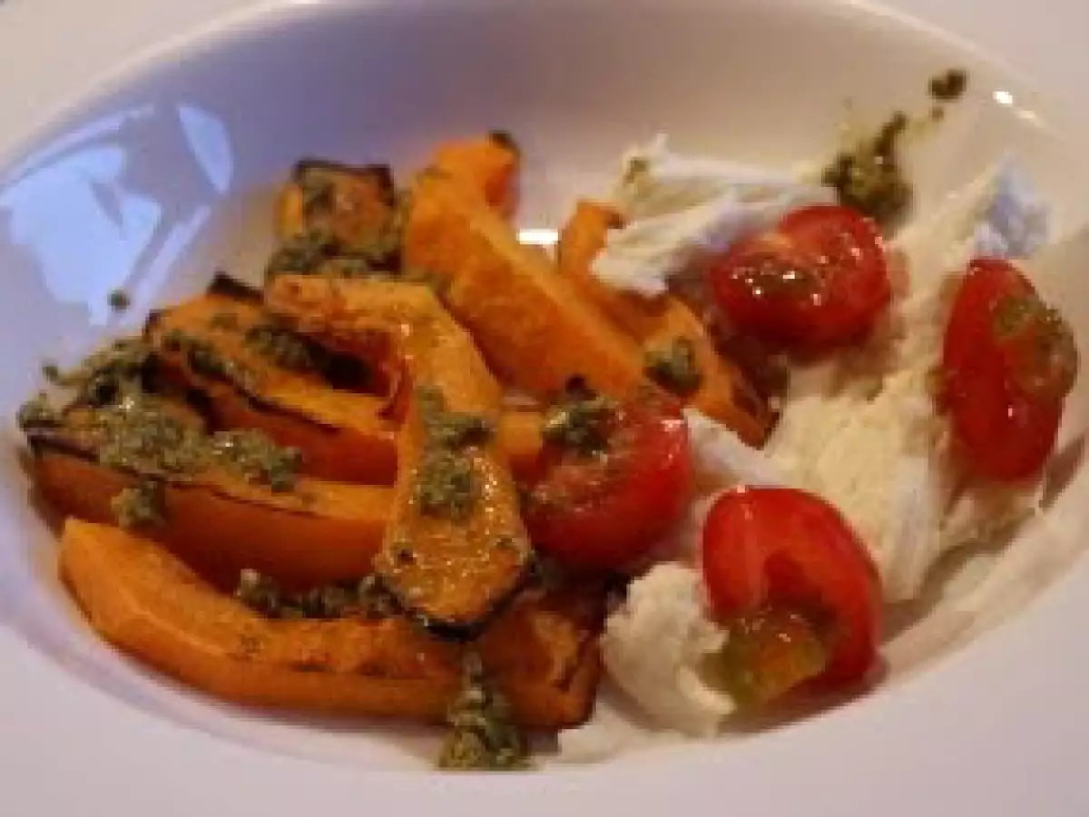 Gebackener Butternusskürbis mit Pesto und Mozzarella
