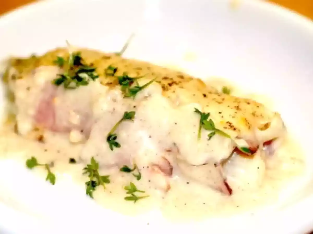 Gebackener Chiccorée im Schinkenmantel mit Käsesauce