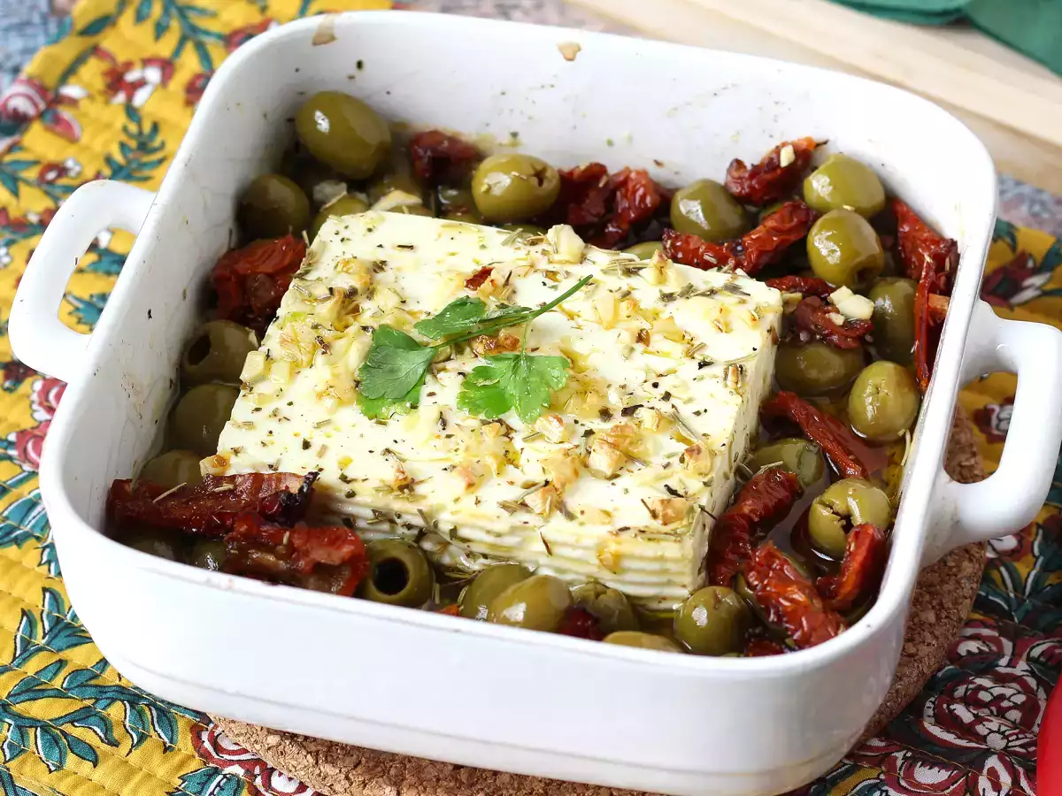Gebackener Feta mit getrockneten Tomaten und Oliven, mediterrane Art