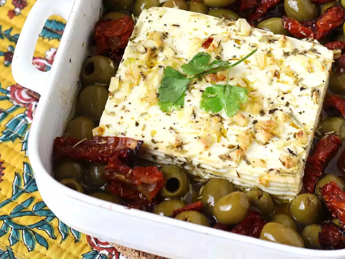 Gebackener Feta mit getrockneten Tomaten und Oliven, mediterrane Art - foto 2