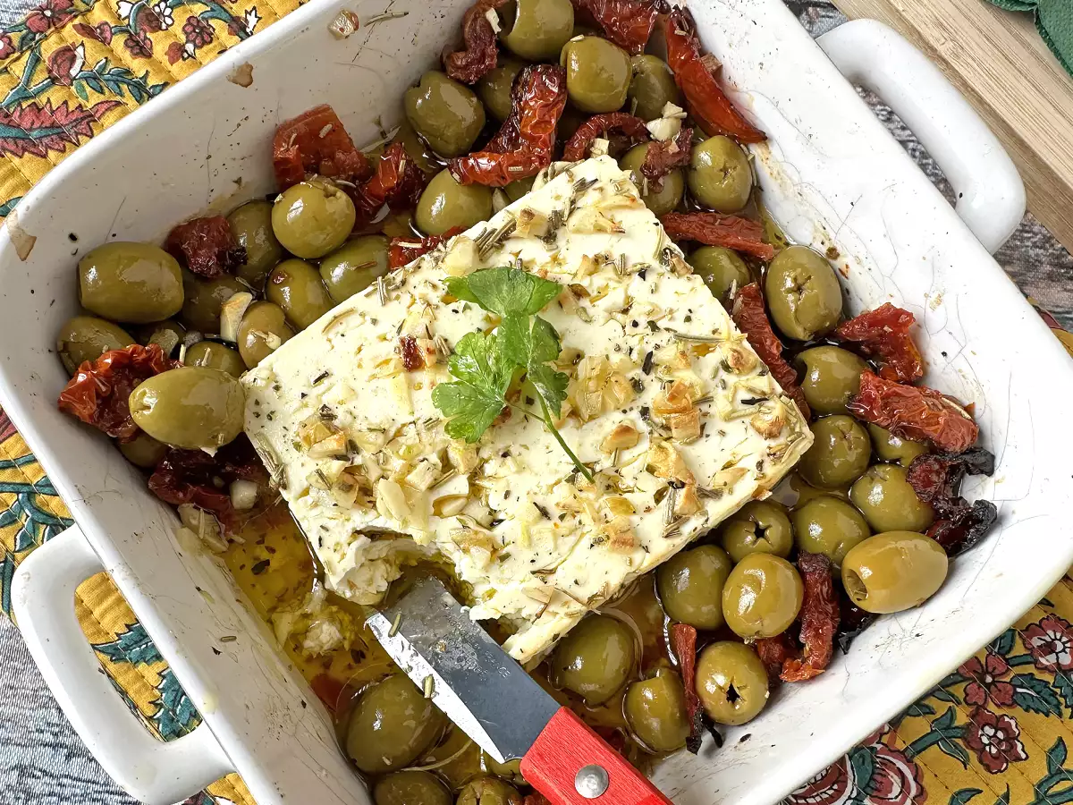 Gebackener Feta mit getrockneten Tomaten und Oliven, mediterrane Art - foto 3