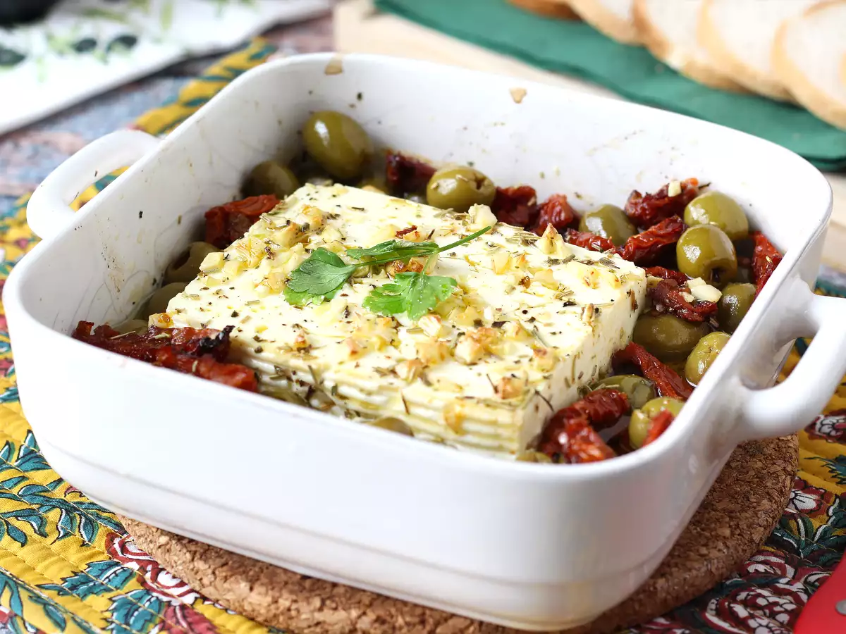 Gebackener Feta mit getrockneten Tomaten und Oliven, mediterrane Art - foto 4