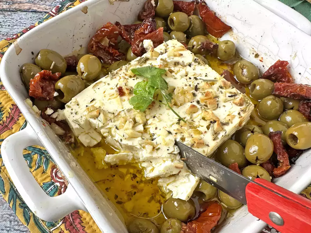 Gebackener Feta mit getrockneten Tomaten und Oliven, mediterrane Art - foto 5