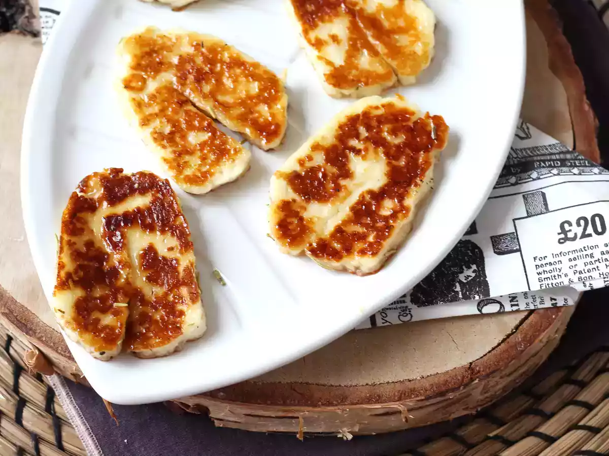 Gebackener Halloumi in der Pfanne als süß-salzige Version mit Honig und Rosmarin - foto 2