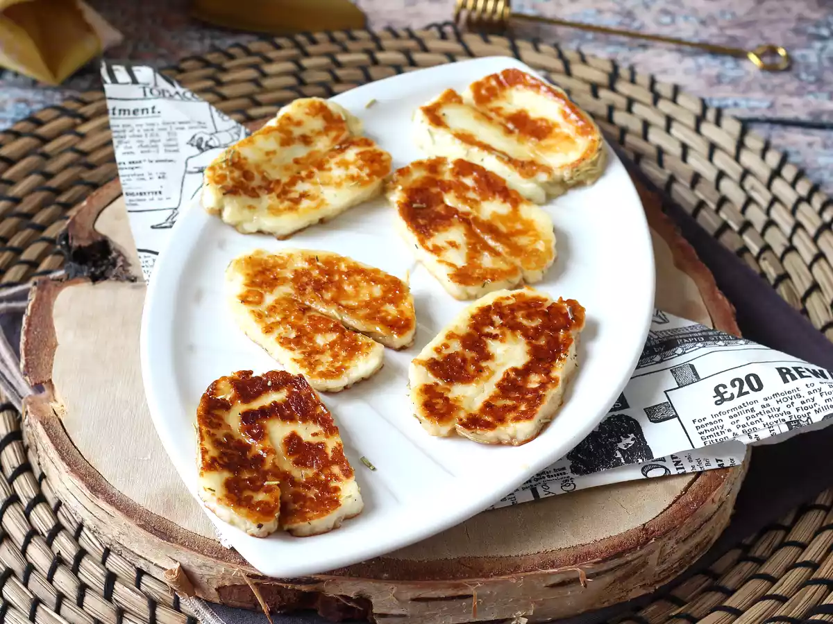 Gebackener Halloumi in der Pfanne als süß-salzige Version mit Honig und Rosmarin - foto 3
