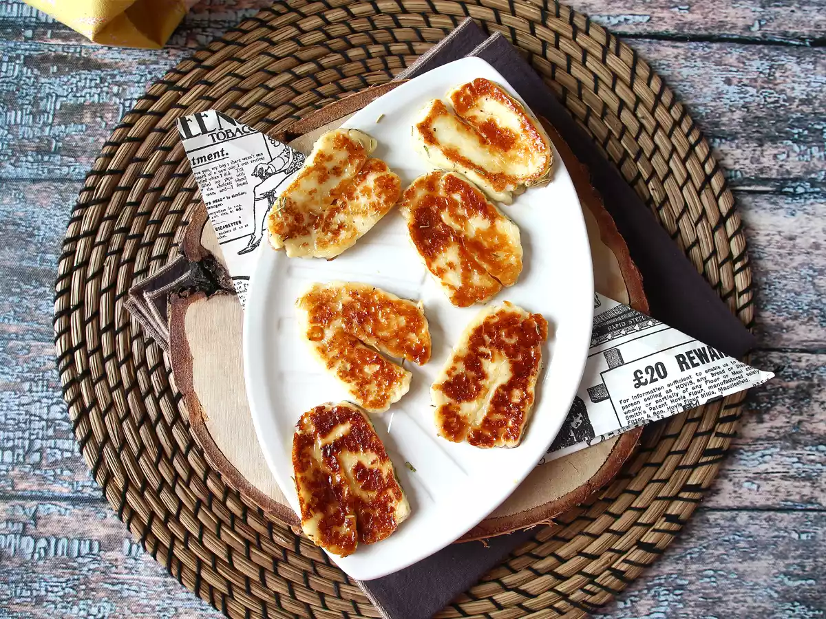 Gebackener Halloumi in der Pfanne als süß-salzige Version mit Honig und Rosmarin - foto 5