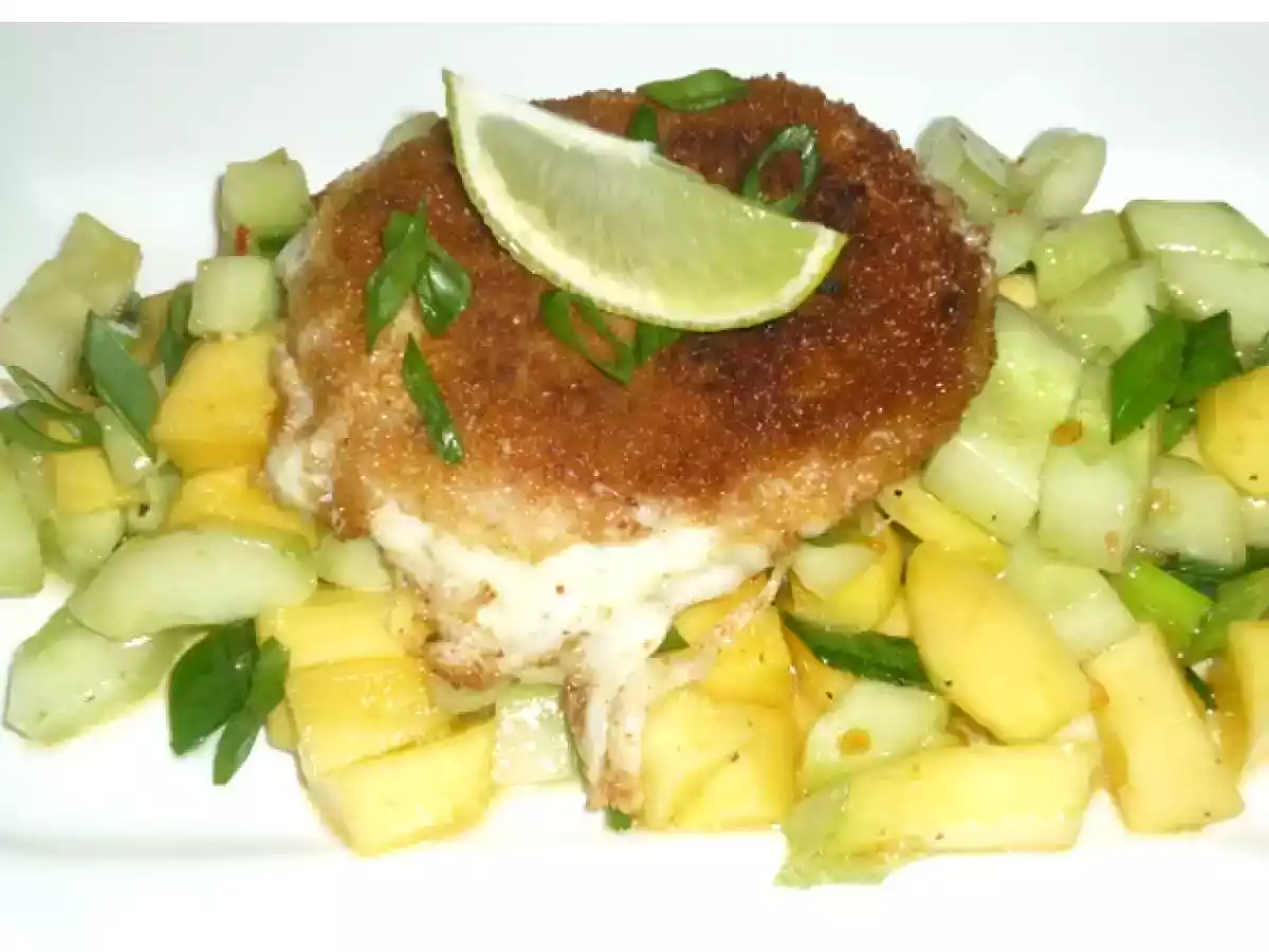 Gebackener Mozzarella auf Gurken-Mango-Salat