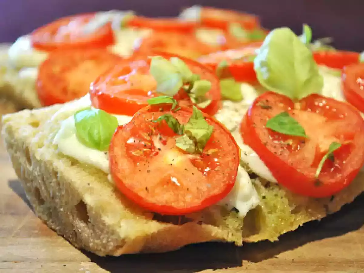 Gebackenes Ciabatta mit Büffelmozzarella & Tomaten