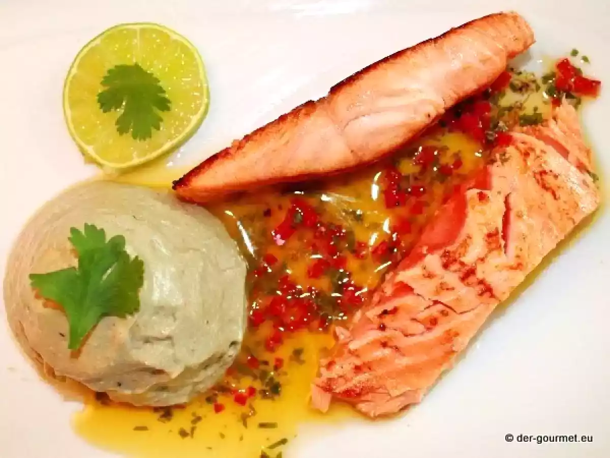 Gebeizter Lachs mit Avocado Mousse an einer Basilikum Chili Vinaigrette