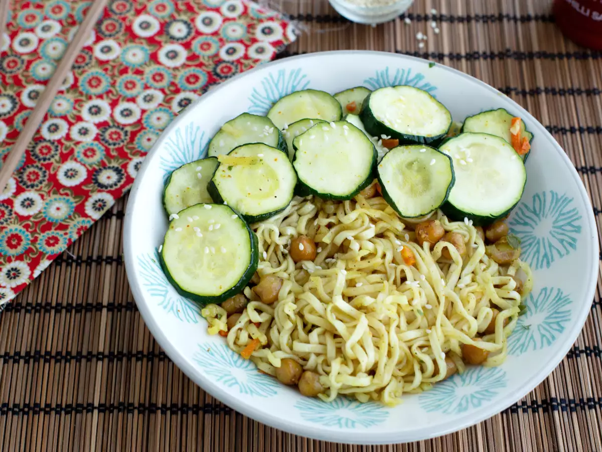 Gebratene chinesische Nudeln mit gerösteten Kichererbsen und Zucchini - foto 2