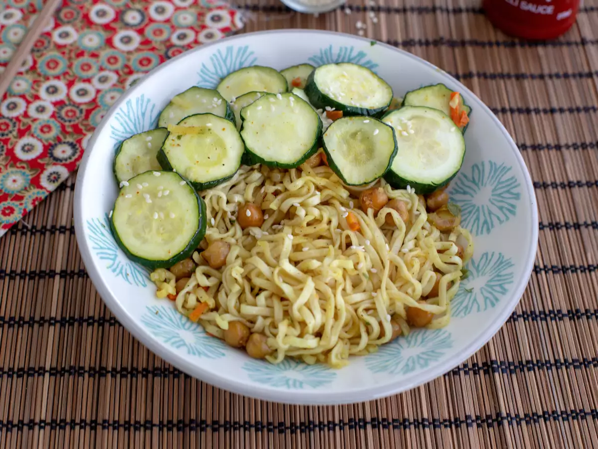 Gebratene chinesische Nudeln mit gerösteten Kichererbsen und Zucchini - foto 3